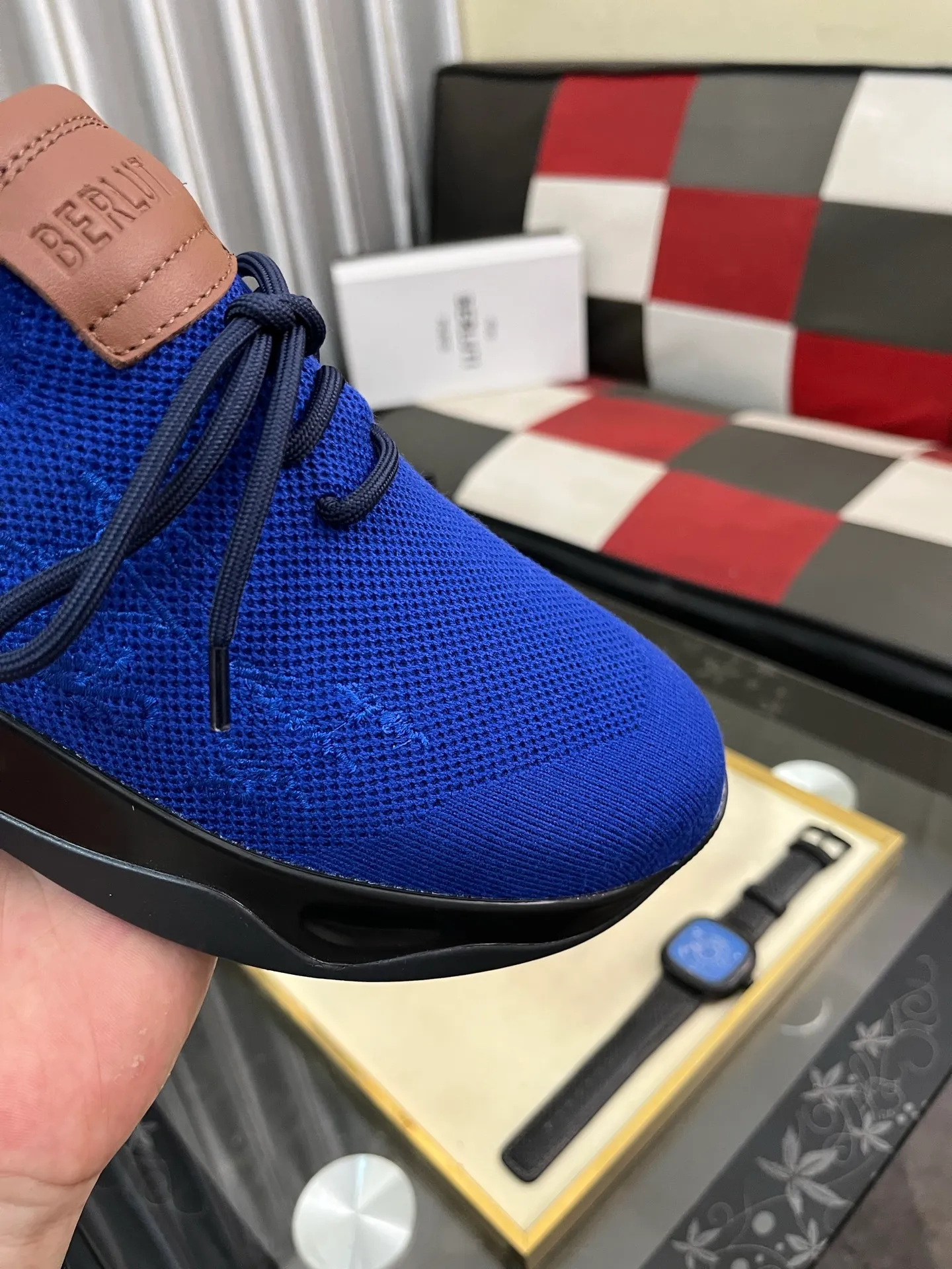Men's Men's Shoes 💰400⌚️⌚️Berlut* France's top men's shoes, Berluti brand broke the rules in its first show and launched a new Edge shoe last. This model is hand-crafted with exquisite and fashionable fly-woven cowhide, a water-dyed cowhide lining, and an original color-blocked lightweight and wear-resistant rubber sole. This bold improvement of the iconic shoe last is of great significance to the creative work of its unique shape and edge width. On Alessandro shoes, this sharp-edged silhouette is made more see-through through Kris' bold and professional new Cloudy dyeing, making it classic and fashionable! Size: 38-46